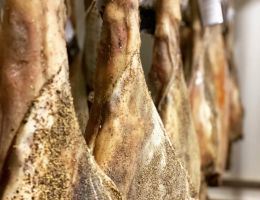 Immagine 2 di PROSCIUTTO CRUDO DI CINGHIALE DI SAN GIMIGNANO LA BUCA DI  MONTAUTO