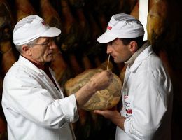 Immagine 2 di PROSCIUTTO DI SAURIS I.G.P. NONNO BEPI PROSCIUTTIFICIO WOLF SAURIS