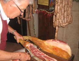 Immagine 2 di PROSCIUTTO CRUDO DI MONTOPOLI AFFINATO SOTTO CENERE