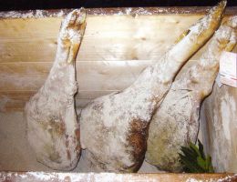Immagine 1 di PROSCIUTTO CRUDO DI MONTOPOLI AFFINATO SOTTO CENERE