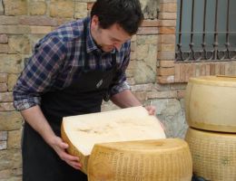 Immagine 2 di PARMIGIANO REGGIANO D.O.P. 24 MESI CASEARIA MONTECOPPE