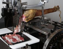 Immagine 3 di PROSCIUTTO CRUDO DI MORA ROMAGNOLA  AGRI SALUMIFICIO ZAVOLI