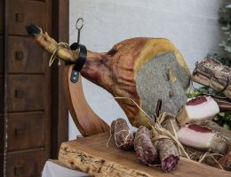 Immagine 3 di PROSCIUTTO CRUDO STAGIONATO DA SUINO NERO CASERTANO