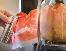 Immagine 2 di PROSCIUTTO CRUDO DI PARMA D.O.P. PEREX SUCTUM