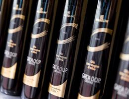 Immagine 2 di OLIO EXTRAVERGINE DI OLIVA GARDA ORIENTALE D.O.P. ETICHETTA ORO