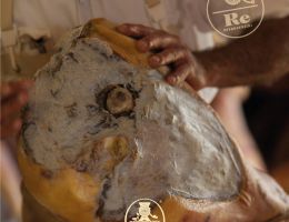 Immagine 2 di PROSCIUTTO CRUDO DI NORCIA I.G.P. ​​​​​​​NORCINERIA RENZINI