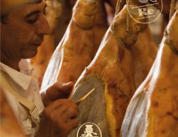 Immagine 3 di PROSCIUTTO CRUDO DI NORCIA I.G.P. ​​​​​​​NORCINERIA RENZINI