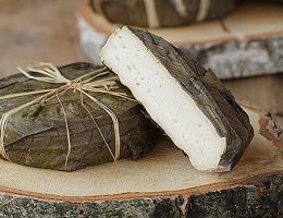 Immagine 1 di FORMAGELLA DI CAPRA IN FOGLIE DI CASTAGNO CASEIFICIO BETTINA