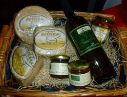 Immagine 4 di FORMAGELLA DI CAPRA IN FOGLIE DI CASTAGNO CASEIFICIO BETTINA