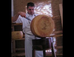 Immagine 4 di PARMIGIANO REGGIANO D.O.P. 24 MESI DA BIANCA MODENESE CASEIFICIO ROSOLA