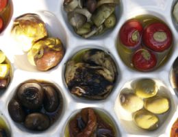 Immagine 3 di PEPERONCINI RIPIENI DI CAPPERI E ACCIUGHE OLIVERI-PIEMONTE