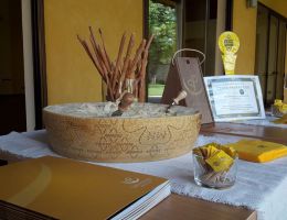 Immagine 4 di GRANA PADANO D.O.P. 30 MESI CONVENZIONALE LATTERIA SAN PIETRO MN 474