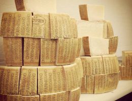 Immagine 4 di PARMIGIANO REGGIANO D.O.P. 18 MESI STAGIONATURA CASEIFICIO MEZZADRI