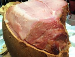 Immagine 1 di PROSCIUTTO COTTO TRIESTINO CON OSSO IN CROSTA SALUMI MASE'