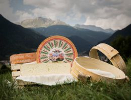 Immagine 2 di PUZZONE DI MOENA D.O.P. CASIFICIO SOCIALE DI PREDAZZO E MOENA