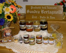 Immagine 1 di MIELE DELLA VAL DI NON ALTA QUALITA' ​​​​​​​APICOLTURA BERTAGNOLLI