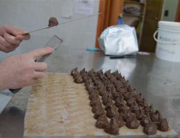 Immagine 2 di GIANDUJOTTO FATTO E INCARTATO A MANO LABORATORIO ARTIGIANALE BALLESIO CIOCCOLATO