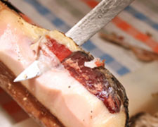 Immagine 1 di PROSCIUTTO CRUDO DI CINTA SENESE STAGIONATO 24 MESI STATO SEMIBRADO