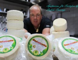 Immagine 1 di CACIORICOTTA DI CAPRA CILENTANA