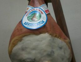 Immagine 2 di PROSCIUTTO CRUDO DI MODENA D.O.P. BACIO DEL CIMONE