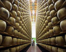 Immagine 2 di PRMIGIANO REGGIANO D.O.P. 24 MESI PRODOTTO DI MONTAGNA