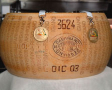 Immagine 1 di PARMIGIANO REGGIANO D.O.P. 30 MESI CASEIFICIO FIOR DI LATTE