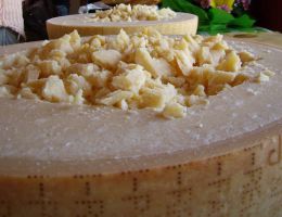 Immagine 2 di PARMIGIANO REGGIANO D.O.P. 40 MESI PRODOTTO DI MONTAGNA CASEIFICIO IL BATTISTERO