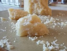 Immagine 5 di PARMIGIANO REGGIANO D.O.P. 40 MESI PRODOTTO DI MONTAGNA CASEIFICIO IL BATTISTERO