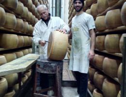 Immagine 2 di PARMIGIANO REGGIANO D.O.P. OLTRE 36 MESI LATTERIA BEGOZZO