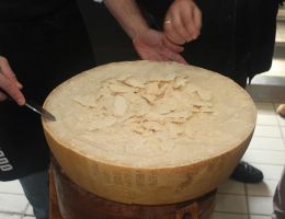 Immagine 1 di PARMIGIANO REGGIANO D.O.P. OLTRE 36 MESI LATTERIA BEGOZZO