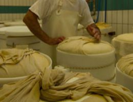 Immagine 4 di PARMIGIANO REGGIANO D.O.P. 40 MESI LATTERIA VO GRANDE