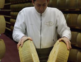 Immagine 3 di PARMIGIANO REGGIANO D.O.P. 48 MESI AGRI CARETTI