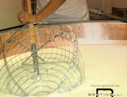 Immagine 4 di PARMIGIANO REGGIANO D.O.P. MILLESIMATO 36 MESI CASEIFICIO BERTINELLI