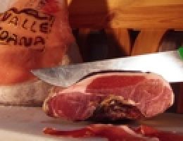 Immagine 3 di PROSCIUTTO CRUDO DELLA VALLE SOANA SALUMERIA VENEZIA