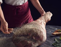 Immagine 1 di PROSCIUTTO CRUDO DI CINTA SENESE ALLEVO DI CORBARA