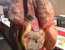 Immagine 2 di PROSCIUTTO CRUDO DI SUINO NERO CASERTANO