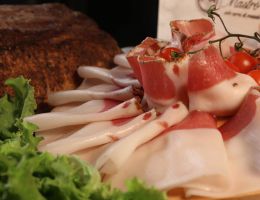 Immagine 3 di PROSCIUTTO CRUDO DI SUINO NERO CASERTANO