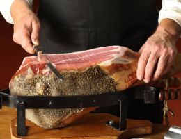 Immagine 1 di PROSCIUTTO CRUDO DI CINTA SENESE D.O.P.