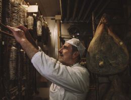 Immagine 3 di PROSCIUTTO CRUDO DEL PARCO GALEANO ​​​​​​​FATTORIA BIO RECCHI