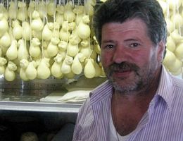 Immagine 2 di CACIOCAVALLO GIGANTE DI CAROVILLI DEL MAESTRO CASARO ROBERTO DE ANDREA