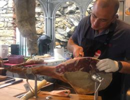 Immagine 1 di PROSCIUTTO CRUDO DI SUINO NERO CINGHIATO NORCIA IL CASALE DE LI TAPPI