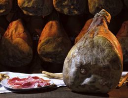 Immagine 1 di PROSCIUTTO CRUDO DEL SANNIO ​​​​​​​TARTARO SALUMI