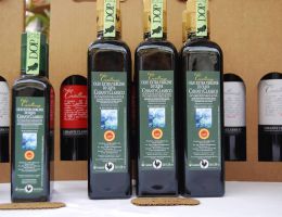 Immagine 1 di OLIO EXTRAVERGINE DI OLIVA  D.O.P. CHIANTI CLASSICO ECCELLENTE QUALITA'