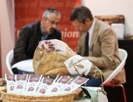 Immagine 1 di PROSCIUTTO CRUDO DI MORA ROMAGNOLA SALUMIFICIO DELVECCHIO