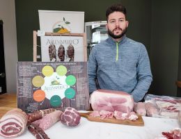 Immagine 3 di PROSCIUTTO COTTO DI SUINO NERO DELLE ALPI ALLEVAPERTO