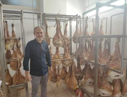 Immagine 4 di PROSCIUTTO CRUDO DI SUINO NERO DEI NEBRODI 24 MESI FATTORIA  BORRELLO