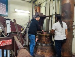 Immagine 2 di GRAPPA SENZA NOME 5 ANNI ALAMBICCO A BAGNOMARIA ALLA PIEMONTESE  DISTILLERIA GUALCO