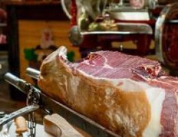Immagine 5 di PROSCIUTTO CRUDO OSSOLANO SALUMI DEL DIVIN PORCELLO