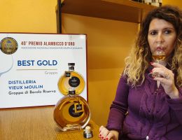 Immagine 2 di GRAPPA DI BAROLO 10 ANNI BOTTI DI CILIEGIO ELENA BORRA DISTILLERIA VIEUX MOULIN