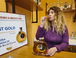 Immagine 3 di GRAPPA DI BAROLO 10 ANNI BOTTI DI CILIEGIO ELENA BORRA DISTILLERIA VIEUX MOULIN